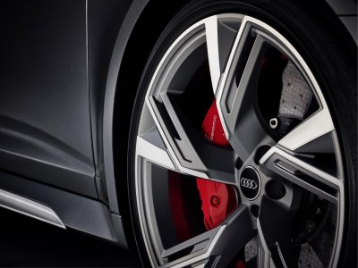 Xe sở hữu bộ mâm 5 chấu cỡ lớn và phanh gốm cacbon Xe sở hữu bộ mâm 5 chấu cỡ lớn và phanh gốm cacbon