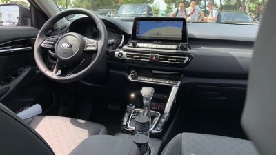 Kia Seltos 2020 chốt giá rẻ bằng một nửa Hyundai Kona a3