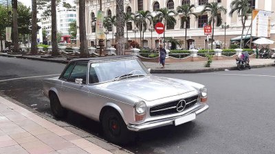 Mercedes 230 SL cổ khoe trọn vẻ đẹp giữa lòng Sài Gòn hoa lệ 2 Mercedes 230 SL cổ khoe trọn vẻ đẹp giữa lòng Sài Gòn hoa lệ a2
