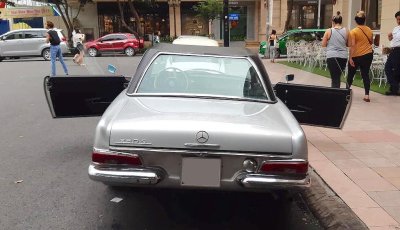 Mercedes 230 SL cổ khoe trọn vẻ đẹp giữa lòng Sài Gòn hoa lệ 9 Mercedes 230 SL cổ khoe trọn vẻ đẹp giữa lòng Sài Gòn hoa lệ a9