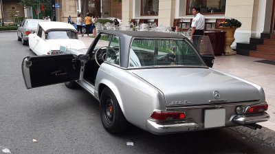 Mercedes 230 SL cổ khoe trọn vẻ đẹp giữa lòng Sài Gòn hoa lệ 4 Mercedes 230 SL cổ khoe trọn vẻ đẹp giữa lòng Sài Gòn hoa lệ a4