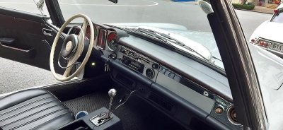 Mercedes 230 SL cổ khoe trọn vẻ đẹp giữa lòng Sài Gòn hoa lệ 7 Mercedes 230 SL cổ khoe trọn vẻ đẹp giữa lòng Sài Gòn hoa lệ a7