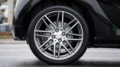 Thay lốp và căn chỉnh bánh xe Thay lốp và căn chỉnh bánh xe.