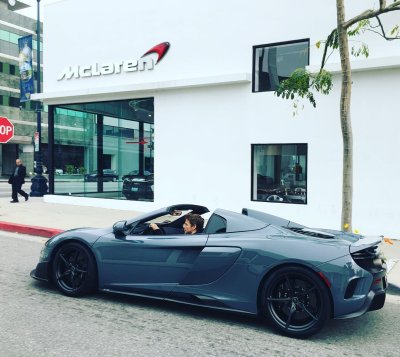 Jenson Button và McLaren 675LT Spider Jenson Button và McLaren 675LT Spider