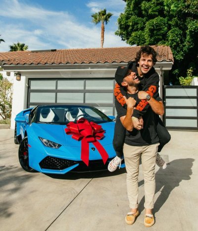 Youtuber xứng danh “bạn nhà người ta” khi nhường siêu xe Lamborghini Huracan cho bạn thân "Bạn nhà người ta” nhường siêu xe Lamborghini Huracan cho bạn thân