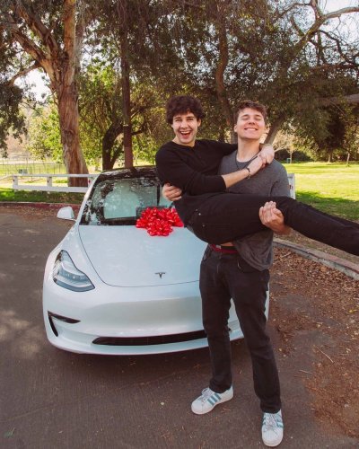David Dobrik từng tặng xe cho đội ngũ làm vlog David Dobrik từng tặng xe