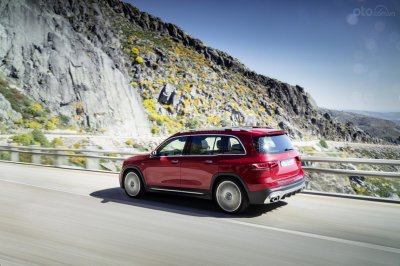 Mercedes-AMG GLB 35 2020 - ảnh 3 Mercedes-AMG GLB 35 2020 đang chạy