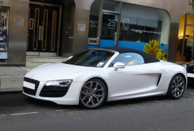 Audi R8 V10 Spyder cũng là một siêu xe khủng của tiền đạo Brazil Audi R8 V10 Spyder