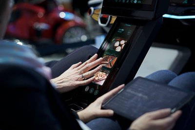 Người dùng có thể tương tác với giao diện thông qua giọng nói hoặc sinh trắc học Người dùng có thể tương tác với giao diện thông qua giọng nói hoặc sinh trắc học.