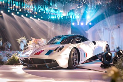 Video Minh Nhựa cầm lái Pagani Huayra 80 tỷ đưa gái diệu lên sân khấu đám cưới 1 Video Minh Nhựa cầm lái Pagani Huayra 80 tỷ đưa gái diệu lên sân khấu đám cưới a1