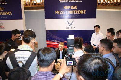 Đại diện của VinFast được báo giới quan tâm khi lần đầu tham dự VMS 2019 Đại diện của VinFast được báo giới quan tâm khi lần đầu tham dự VMS 2019.