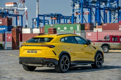 Chiếc Lamborghini Urus chính hãng thứ 3 về nước với ngoại thất vàng "chói lóa" 4 Chiếc Lamborghini Urus chính hãng thứ 3 về nước với ngoại thất vàng "chói lóa" a4