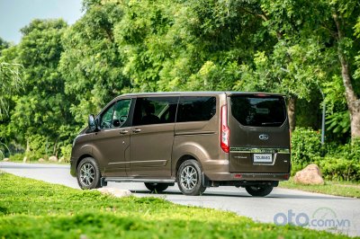 Ford Tourneo sử dụng cụm đèn hậu LED dạng cột.