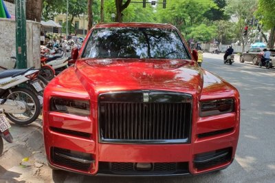 Rolls-Royce Cullinan màu đỏ trang bị lưới tản nhiệt màu đen.