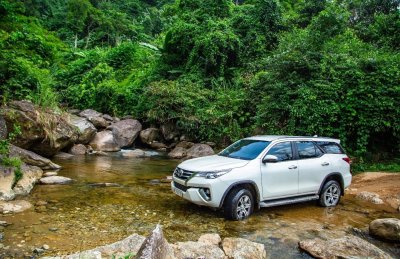 Toyota Fortuner luôn được đánh giá cao nhờ không gian nội thất rộng rãi và khả năng vận hành bền bỉ Toyota Fortuner luôn được đánh giá cao nhờ không gian nội thất rộng rãi và khả năng vận hành bền bỉ