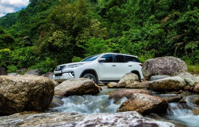 Toyota Fortuner được nhiều đơn vị kinh doanh vận tải lựa chọn nhờ ngoại hình đẹp và cung cấp tối ưu sự thoải mái và sang trọng Toyota Fortuner được nhiều đơn vị kinh doanh vận tải lựa chọn nhờ ngoại hình đẹp và cung cấp tối ưu sự thoải mái và sang trọng.