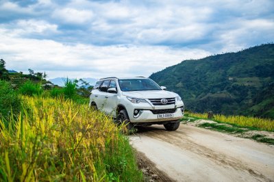 Động cơ dầu của Toyota Fortuner vừa mạnh mẽ mà vẫn tiết kiệm Động cơ dầu của Toyota Fortuner vừa mạnh mẽ mà vẫn tiết kiệm.