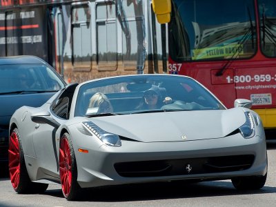 Ferrari 458 Italita của Kylie Jenner được bạn trai Tyra tặng nhân dịp sinh nhật thứ 18.