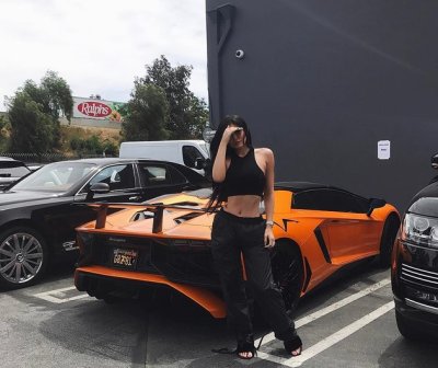 Lamborghini Aventador màu cam nổi bật được bổ sung vào bộ sưu tập siêu xe của Kylie vào tháng 3/2017.