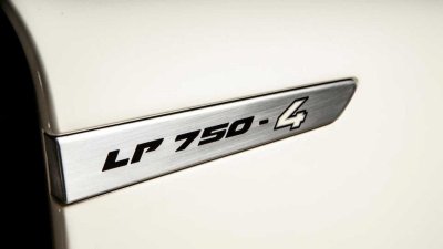 Lamborghini Veneno Roadster bán lại với giá 8,3 triệu USD, đắt nhất từ trước tới nay 12 Lamborghini Veneno Roadster bán lại với giá 8,3 triệu USD, đắt nhất từ trước tới nay a12