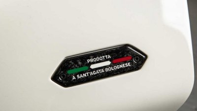 Lamborghini Veneno Roadster bán lại với giá 8,3 triệu USD, đắt nhất từ trước tới nay 12 Lamborghini Veneno Roadster bán lại với giá 8,3 triệu USD, đắt nhất từ trước tới nay a12