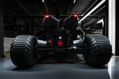 Batmobile sở hữu ngoại hình hầm hố và kỳ dị Batmobile sở hữu ngoại hình hầm hố và kỳ dị.