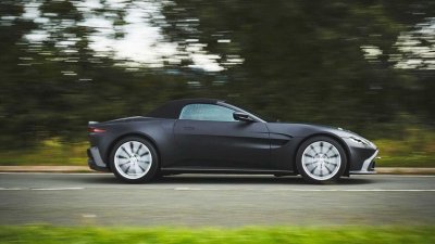 Aston Martin Vantage Roadster 2021 sở hữu động cơ V8 4 lít tăng áp kép của AMG.