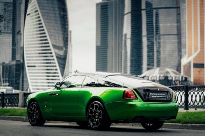 Bộ sưu tập Wraith Black & Bright lấy cảm hứng từ ánh sáng màu xanh của khu Moscow City và ánh sáng màu cam của khách sạn Ukraine Bộ sưu tập Wraith Black & Bright lấy cảm hứng từ ánh sáng màu xanh của khu Moscow City và ánh sáng màu cam của khách sạn Ukraine.