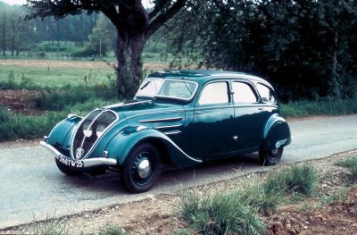 Peugeot 402 là mẫu xe sang đầu tiên mà Peugeot sản xuất Peugeot 402 là mẫu xe sang đầu tiên mà Peugeot sản xuất.