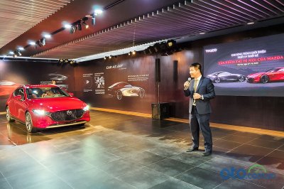 Ông Đàm Đình Thông - Giám đốc Kinh doanh xe Kia & Mazda - phát biểu về thế hệ thứ 7 của Mazda Ông Đàm Đình Thông - Giám đốc Kinh doanh xe Kia & Mazda - phát biểu về thế hệ thứ 7 của Mazda.