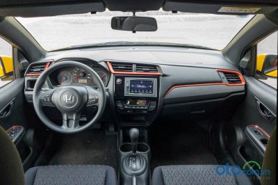 Nội thất của Honda Brio 2019 với các đường trang trí màu cam to ra không ăn nhập với màu sơn Vàng của ngoại thất.