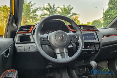 Honda Brio 2019 bản cao cấp cũng chỉ có vô-lăng nhựa.