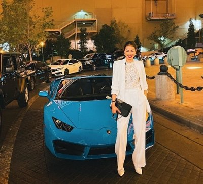 Phạm Hương khoe dáng bên Lamborghini Huracan 