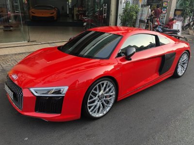 Audi R8 V10 Plus có giá trị khoảng 13 tỷ đồng