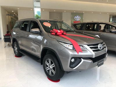 Ảnh chụp Toyota Fortuner tại đại lý