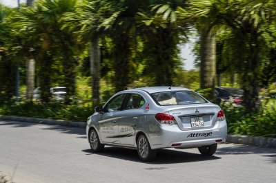 Mitsubishi Attrage đang chạy trên đường Mitsubishi Attrage đang chạy trên đường 1