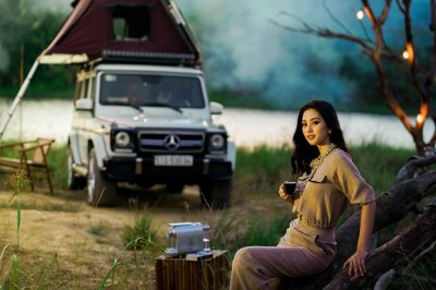 Hoa hậu Tiểu Vy thả dáng bên Mercedes-AMG G63 tại khu du lịch của Trung Nguyên Legend Hoa hậu Tiểu Vy thả dáng bên Mercedes-AMG G63 tại khu du lịch của Trung Nguyên Legend.