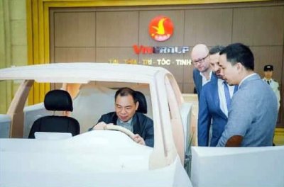 Chủ tích Phạm Nhật Vượng kiểm tra mô hình xe VinFast 1 Chủ tích Phạm Nhật Vượng kiểm tra mô hình xe VinFast a1