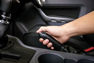 Kinh nghiệm lái xe số sàn: Chú ý khi dùng phanh tay Kinh nghiệm lái xe số sàn: Chú ý khi dùng phanh tay a3