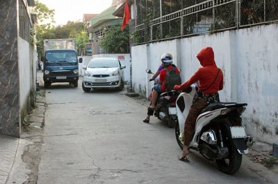 Tập trung quan sát, điều chỉnh tốc độ hợp lý và nên bình tĩnh khi lùi xe trong ngõ hẹp, đông đúc Tập trung quan sát, điều chỉnh tốc độ hợp lý và nên bình tĩnh khi lùi xe trong ngõ hẹp, đông đúc.