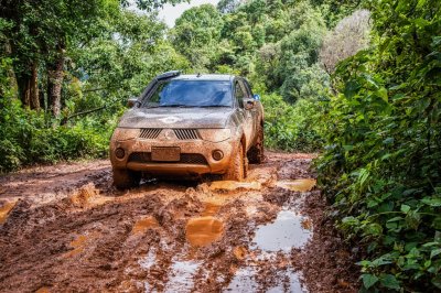 Nên sử dụng hệ dẫn động 4 bánh bán thời gian khi nào? - ảnh 1 xe ô tô đang đi off road