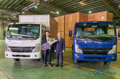 Đại diện của Vinamotor bàn giao lô xe cho khách hàng Đại diện của Vinamotor bàn giao lô xe cho khách hàng.