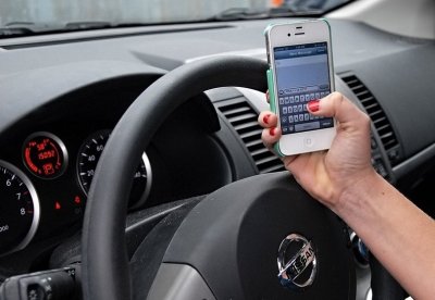 Sử dụng điện thoại khi điều khiển ô tô sẽ bị phạt đến 800 nghìn đồng.