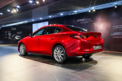 Đánh giá xe Mazda 3 2020 1.5L: Đuôi xe nổi bật với cụm đèn hậu LED hoàn toàn mới.