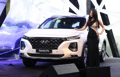 Hyundai SantaFe màu trắng phiên bản 2020 Hyundai SantaFe màu trắng phiên bản 2020...