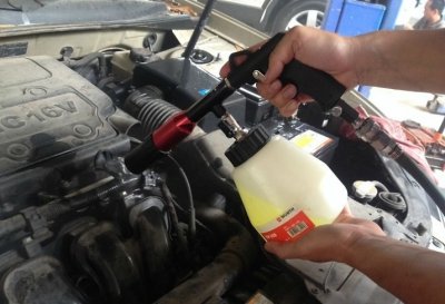 Không nên tự ý xịt rửa khoang động cơ bằng hóa chất Không nên tự ý xịt rửa khoang động cơ bằng hóa chất.