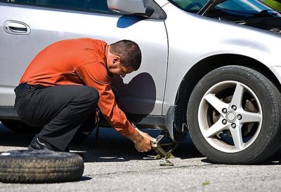 Chủ xe nên kiểm tra thường xuyên lốp xe để đảm bảo hành trình an toàn.