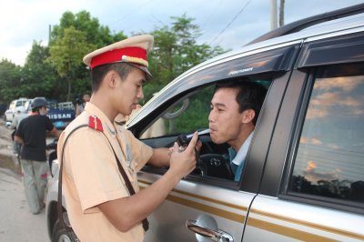 Ngay từ bây giờ: Vi phạm nồng độ cồn có thể bị phạt tới 40 triệu, tước bằng lái 2 năm 2 năm 2 Ngay từ bây giờ: Vi phạm nồng độ cồn có thể bị phạt tới 40 triệu, tước Bằng 2 năm a2