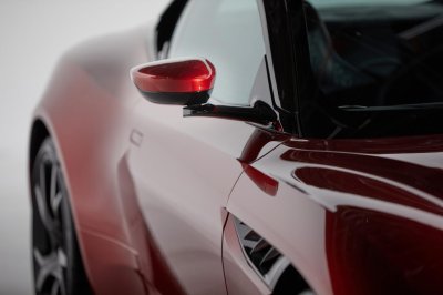 Hệ thống gương chiếu hậu mới kết hợp giữa camera và gương truyền thống Aston Martin và Gentex chung tay giới thiệu gương chiếu hậu hybrid.
