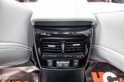 Ảnh chi tiết xe Toyota Avalon Hybrid 2020 đầu tiên tại Việt Nam 35 Ảnh chi tiết xe Toyota Avalon Hybrid 2020 đầu tiên tại Việt Nam a35